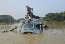 Photo of वायु सेना का हेलीकॉप्टर आपात स्थिति में बाढ़ के पानी में उतरा