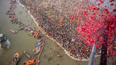 Photo of त्रिवेणी में साधु संतों,नागा संन्यासियों और श्रद्धालुओं पर हुई पुष्प वर्षा