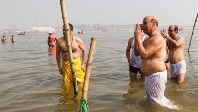 Photo of रक्षा मंत्री राजनाथ सिंह ने त्रिवेणी में लगायी पवित्र डुबकी