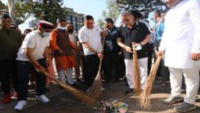 Photo of मुख्यमंत्री पुष्कर सिंह धामी ने झाड़ू से सफाई कर युवाओं को दिलाई स्वच्छता की शपथ