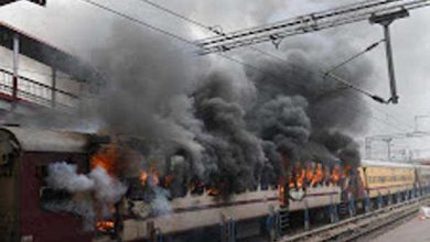 Photo of अग्निपथ योजना के विरोध में प्रदर्शनकारियों ने आठ ट्रेन में लगाई आग