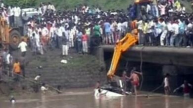 Photo of यात्रियों से भरी बस नदी में गिरी, बड़े हादसे की आशंका