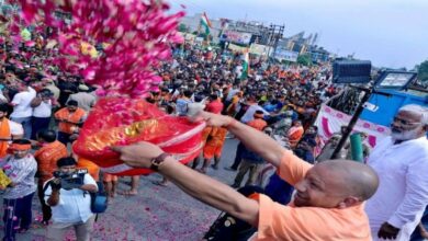 Photo of CM योगी ने पुष्पवर्षा कर कांवडियों का किया अभिवादन