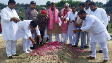 Photo of घोसी विधायक सुधाकर सिंह ने सैफई पहुंच नेताजी को किया नमन