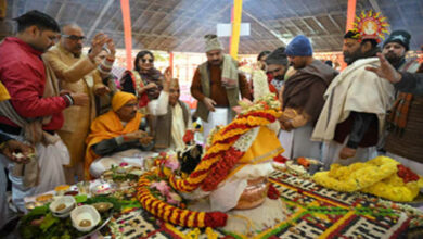 Photo of अयोध्या:मंदिर गर्भगृह में जगमोहन पर स्थापित मूर्ति का 81 कलशों से स्नान