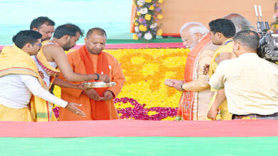 Photo of श्रीराम मंदिर अंकित पट्टिका पहना करCM  योगी ने किया PM मोदी का स्वागत