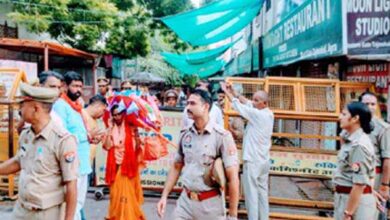 Photo of ताजमहल में कांवड़ चढ़ाने पहुंची महिला को पुलिस ने रोका