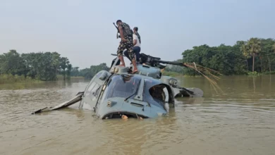 Photo of वायु सेना का हेलीकॉप्टर आपात स्थिति में बाढ़ के पानी में उतरा