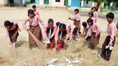 Photo of स्कूली बच्चों के हाथ में झाडू देख एसडीएम ने बीएसए को लिखा पत्र