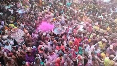 Photo of बांकेबिहारी महराज के दर्शन को उमड़ा जनसैलाब