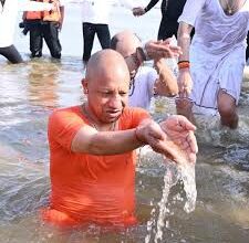 Photo of CM योगी ने मंत्रियों संग त्रिवेणी में किया अमृत स्नान